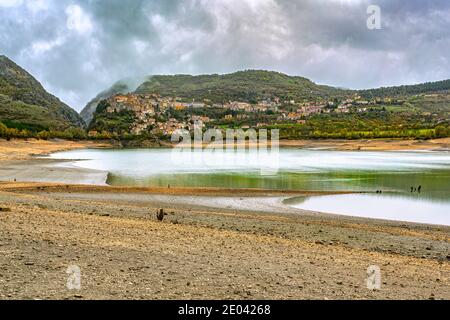 Der trockene See von Barrea, im Hintergrund das Dorf Barrea. Abruzzen, Latium und Molise Nationalpark, Italien, Europa Stockfoto