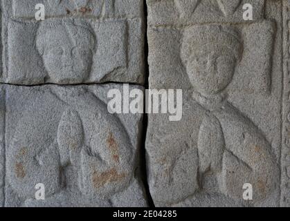 Grabstein mit Relief, das zwei betende Figuren darstellt. 1400-1450. Der obere Teil zeigt die Ehe von Gomez Patiño und Maria de Galo, zu denen der Grabstein gehört. Detail des unteren Teils, ihre Zwillingstöchter. Vom Kloster Santo Domingo (La Coruña, Galicien, Spanien). Archäologisches und Historisches Museum VON A Coruña (Burg San Anton). Galicien, Spanien. Stockfoto