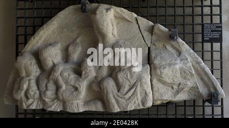 Relief des Tympanums, das die Anbetung der Könige darstellt. 14. Jahrhundert. Kloster Santo Domingo (Kloster des Heiligen Dominikus). La Coruña, Galicien, Spanien. Archäologisches und Historisches Museum VON A Coruña (Burg San Anton). Galicien, Spanien. Stockfoto