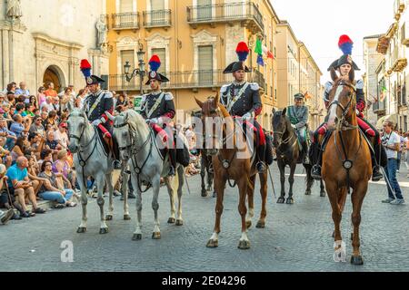 Carabinieri zu Pferd, Gäste der Giostra Cavalleresca di Sulmona, Parade durch die Straßen der Stadt. Sulmona, Abruzzen, Italien, Europa Stockfoto