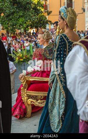 Parade der historischen Kostüme während der Giostra Cavalleresca, Jausting Ritter, in Sulmona Stockfoto