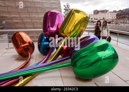 Tulpen, ein Bouquet von bunten Ballon Blumen Skulptur von Jeff Koons gemacht. Im Außenbereich des Guggenheim Museums. Stockfoto