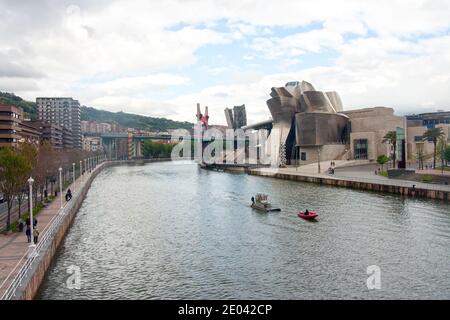 Bootschleppen auf dem Fluss Nervion, vor dem Guggenheim Museum. Stockfoto