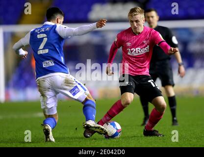 Maxime Colin von Birmingham City (links) und Louie Sibley von Derby County kämpfen während des Sky Bet Championship-Spiels im St Andrews Trillion Trophy Stadium in Birmingham um den Ball. Stockfoto