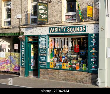 Irisches Musikgeschäft Killarney und verschiedene Musikinstrumente am Schaufenster im Variety Sounds in Killarney, County Kerry, Irland Stockfoto