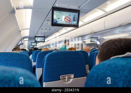 Eine Fluggastgeberin, die Passagiere an Bord eines Flugzeugs oder Flugzeugs von Vietnam Airlines bedient, Vietnam, Asien Stockfoto