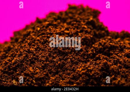 Nahaufnahme von frisch gemahlenem Kaffee isoliert. Stockfoto