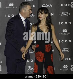 Madrid, Spanien. 09 Okt, 2014. MADRID, Spanien - 01. Oktober: Alec Baldwin, Hilaria Thomas Baldwin und Santiago Segura besuchen das Symbol 'Awards 2014" im Chancery konsularischen Botschaft von Italien am 1. Oktober 2014 in Madrid, Spanien Personen: Alec Baldwin, Hilaria Thomas Credit: Stürme Media Group/Alamy leben Nachrichten Stockfoto