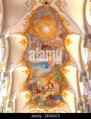 Deckenfresko, (die Kreuzigung des Petrus), Gewölbe des Mittelschiffs, St. Peter katholische Pfarrkirche, München, Bayern, Deutschland.. Neu erstellt nach Stockfoto