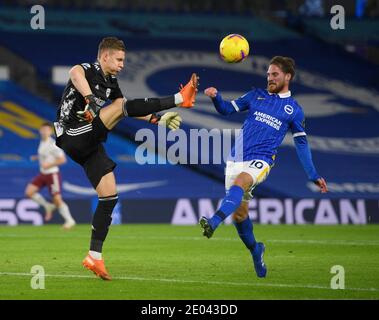 Brighton, Großbritannien. Dezember 2020. Amex Stadium, Brighton, 29. Dez 2020 Bernd Leno von Arsenal kommt unter Druck von Alexis Mac Allister Bildquelle : Credit: Mark Pain/Alamy Live News Stockfoto