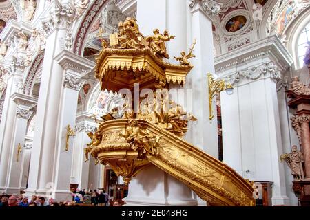 Eines der prominentesten Merkmale des Stephansdom (St. Stephansdom), in Passau, Bayern, ist seine vergoldete Kanzel. Stockfoto