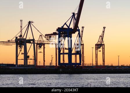 Hamburg, Deutschland: Werftkrane an den Docks im Hafen in der Dämmerung Stockfoto