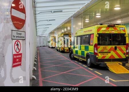 Krankenwagen Bucht voll im University College Hospital als Londoner Krankenhäuser kämpfen mit Coronavirus Fällen. Sanitäter reinigen einen Krankenwagen mit offenen Türen. London hat sich bemüht, mit dem neuen Stamm von Covid19 fertig zu werden und hat einen großen Zwischenfall erklärt. London Ambulance Service mit mehr als 999 Notrufen als je zuvor. University College London Hospitals NHS Foundation Trust. Stockfoto