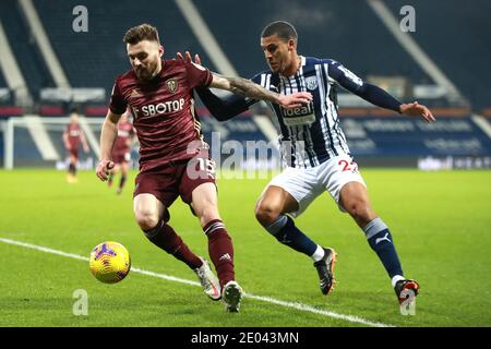 Leeds United's Stuart Dallas (links) und West Bromwich Albions Lee Peltier kämpfen während des Premier League-Spiels in den Hawthorns, West Bromwich, um den Ball. Stockfoto