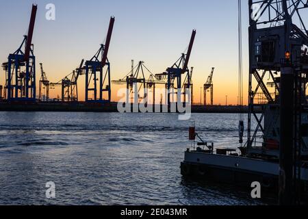 Hamburg, Deutschland: Werftkrane an den Docks im Hafen in der Dämmerung Stockfoto