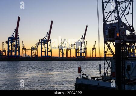 Hamburg, Deutschland: Werftkrane an den Docks im Hafen in der Dämmerung Stockfoto