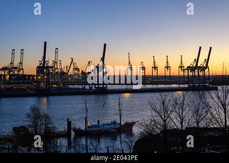 Hamburg, Deutschland: Werftkrane an den Docks im Hafen in der Dämmerung Stockfoto