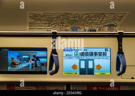 Monitoranzeige in der U-Bahn der Tokyo Underground, Japan Stockfoto