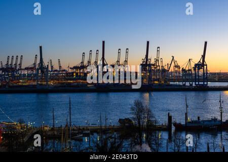 Hamburg, Deutschland: Werftkrane an den Docks im Hafen in der Dämmerung Stockfoto