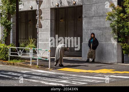 Fotoshooting von zwei weiblichen Influencerinnen in Shibuya, Tokio, Japan Stockfoto