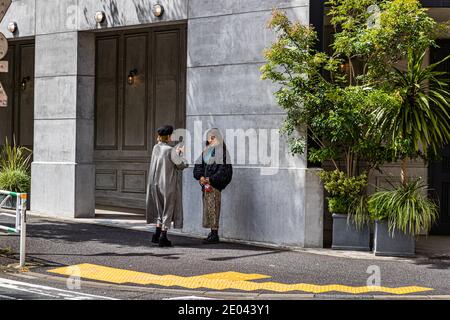 Fotoshooting von zwei weiblichen Influencerinnen in Shibuya, Tokio, Japan Stockfoto