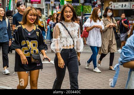 Fußgängerszene im Shibuya-Viertel in Tokio, Japan Stockfoto