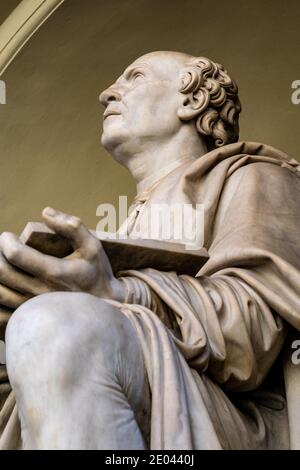 Profilansicht von Filippo Brunelleschi, Statue von Luigi Pampaloni vor dem Palazzo dei Canonici, Florenz, Italien Stockfoto