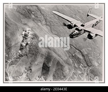 B-25 BOMBER Luftbild eines deutschen NS-Versorgungsdeponie in Rauch aufgehen. Ein mittlerer Bomber der B-25 der USA brüllt über Tivoli, dem Nazi-Versorgungszentrum zehn Meilen östlich von Rom. Jetzt eine rauchende Ruine, wurde es von den Deutschen als Terminal für die Verlegung Verstärkungen zu Kampfgebieten Italien 1940er Weltkrieg verwendet Stockfoto