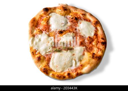 Pizza mit Tomatensauce, geschmolzenem Mozzarella und einem Zweig Oregano. Isoliert auf weißem Hintergrund. Typische Geschmäcker von Neapel in der Ansicht von oben Stockfoto