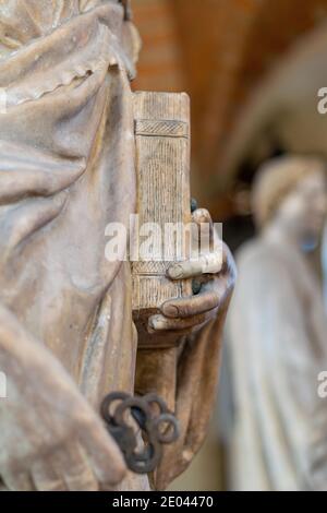 Detail aus der Statue des heiligen Petrus, die Filippo Brunelleschi zugeschrieben wird, im Museo di Orsanmichele, Florenz Stockfoto