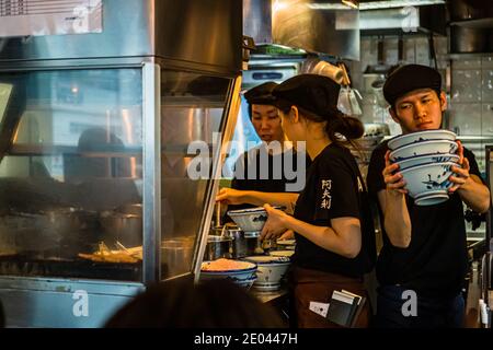 Wenig Platz und viel Aktivität in der Küche des Ramen-Restaurants Afuri in Tokio, Shibuya, Japan Stockfoto