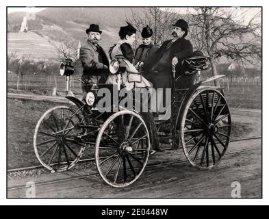 Jahrgang 1890 Benz Vis-à-Vis, Bertha Benz, Fritz Benz, Carl Benz, Klara Benz. Benz Vis-à-Vis. Die zwei- oder Dreisitzer Victoria und Vis-à-Vis aus dem Jahr 1893 waren die ersten vierrädrigen Automobile von Carl Benz. Möglich wurde ihr grundlegend neues Design durch die von Benz verbesserte Kingpin-Lenkung, die es den beiden Vorderrädern ermöglichte, unterschiedliche Kurvenradien zu übernehmen und so Kurven sicherer zu bewältigen. Zylinder 2 Hubraum 65 Cu Leistung 4.6 PS (3.4 kW) bei Motordrehzahl 740/min Höchstgeschwindigkeit 11 mph Stockfoto