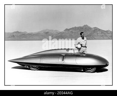 ARCHIV MG EX 181 Bonneville 1959 mit Rennfahrer Phil Hill (20. April 1927 – 28. August 2008) war ein amerikanischer Automobilrennfahrer und der einzige in den USA geborene Fahrer, der die Formel-1-Weltmeisterschaft gewann (Mario Andretti, ein italienischer amerikanischer Fahrer, gewann 1978 die Weltmeisterschaft der Fahrer, Aber wurde nicht in den Vereinigten Staaten geboren). Sport: Autorennen, Langstrecken-Rennen Stockfoto