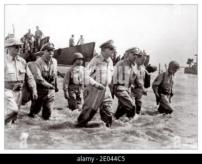 Der 2. Weltkrieg General Douglas MacArthur wades an Land mit seinen leitenden Offizieren während der ersten Landungen in Leyte, philippinische Inseln Oktober 1944 Zweiten Weltkrieg Stockfoto