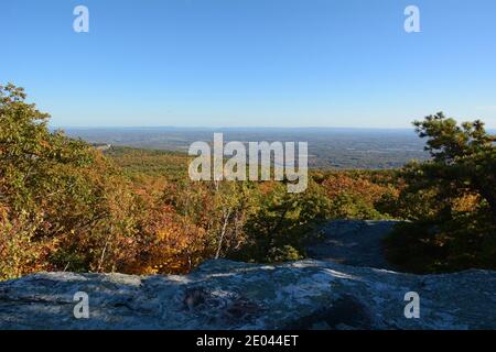 Blick auf das Hudson River Valley von einem Ridge auf dem Castle Point Carriage Path in den Shawangunk Mountains Stockfoto