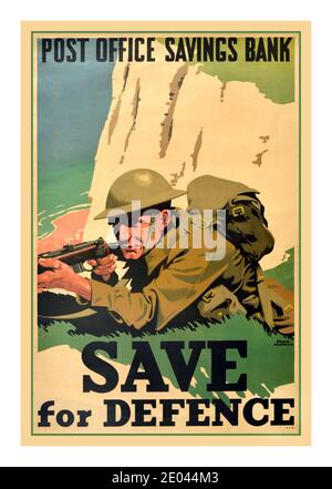 ARCHIV UK WW1 WAR POSTER SAVE FOR DEFENSE Vintage Poster World war Two Home Front Propaganda Poster veröffentlicht von der Post Office Savings Bank Save for Defense mit Kunstwerken des berühmten britischen Plakatkünstlers Frank Newbould (1887-1951) zeigt einen Soldaten in Uniform hocken auf dem Gras mit seinem Gewehr Angehoben, die weißen Klippen im Hintergrund mit dem Strand und dem Meer unten, Großbritannien, Designer: Frank Newbould, 1940er Jahre Zweiten Weltkrieg Stockfoto