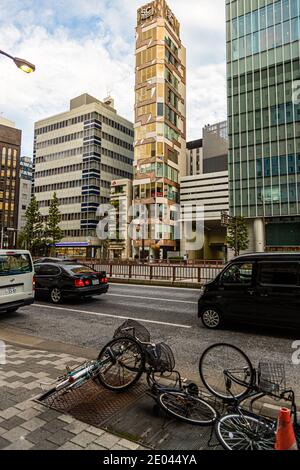 Schmaler Wolkenkratzer in Tokio, Chuo, Japan Stockfoto