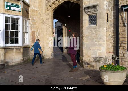 Street Performer jonglieren auf der mittellosen Veranda in Wells, Somerset Stockfoto