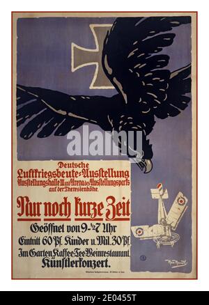 Plakat der deutschen Propaganda „nur noch kurze Zeit. Deutsche Luftkriegsbeute Ausstellung …“ / Max Mandl. Illustration eines schwarzen Adlers, der nach einem von Kugeln umsäumten britischen Doppeldecker taucht, der zur Erde stürzt. ‘Jetzt nur für kurze Zeit, eine Ausstellung von Beute aus der Luftkriegskampagne“. Ort, Öffnungszeiten, Eintrittspreis und weitere Details sind angegeben., Mandl Max, Künstlerin Rehse Archiv für Zeitgeschichte und Publizistik, DLC, : Münchner Buchgewerbehaus M. Müller & Sohn, [1915] Weltkrieg, 1914-1918--Ausstellungen--Deutschland erster Weltkrieg Stockfoto