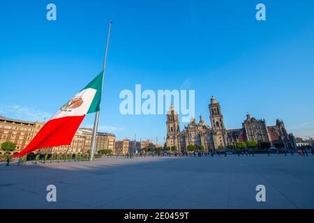 Raising Flag Guard of Honor Stand auf Zocalo vor der Metropolitan Cathedral im historischen Zentrum von Mexiko City CDMX, Mexiko. Stockfoto