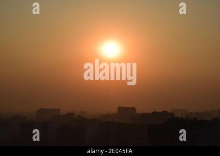 Schöner Sonnenuntergang mit goldenem Ring Stockfoto