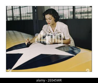 Propagandaposter des 2. Weltkriegs „KEEP THEM FLYING BADGE“ das Malen des amerikanischen USAF-Insigniestars auf Flugzeugflügeln ist eine Aufgabe, die Frau Irma Lee McElroy, eine ehemalige Büroangestellte, mit Präzision und patriotischem Eifer erledigt. Frau McElroy ist Angestellte des öffentlichen Dienstes am Naval Air Base, Corpus Christi, Texas. Ihr Mann ist ein Fluglehrer Hollem, Howard R., Fotograf 1942 August Vereinigte Staaten.--Navy Air Basen - Frauen--Beschäftigung Embleme Malerei Flugzeugindustrie - Weltkrieg, 1939-1945 Zivildienst Vereinigte Staaten--Texas--Corpus Cristi. Stockfoto