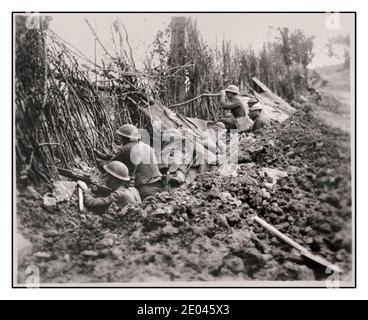 1. Weltkrieg: Schützengräben der amerikanischen Expeditionskräfte Mitglieder des 132. Inf., 33. Div., an der Westfront Frontliniengrabens unter Ausnutzung der Tarnung der Deutschen beträgt die deutsche Linie etwa 1200 Meter. Von diesem Punkt an liegt die Maas dazwischen. Forge, Meuse, Frankreich Vereinigte Staaten. Armee. Signal Corps, Fotograf 3. Oktober 1918 - Soldaten--Amerikaner--Frankreich--Meuse--1910 -1920 Tarnmuster Stockfoto