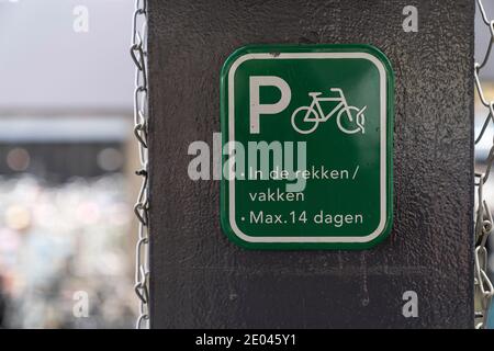 Ein Trafic-Zeichen eines Fahrradparkplatzes in niederländischem Sprichwort 'Nur in den markierten Stellen oder Racks - max 14 Tage' Stockfoto