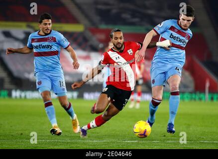 Southampton's Theo Walcott (Mitte) kämpft mit West Ham United's Pablo Fornals (links) und Declan Rice während des Premier League Spiels im St Mary's Stadium, Southampton um den Ball. Stockfoto