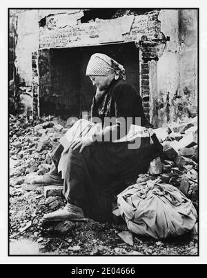 1. Weltkrieg Frankreich Deutsche Rückzug aus ihrem Bezirk, Französisch Frau kehrt zu finden, ihr Zuhause ein Haufen von Ruinen ältere obdachlose Französisch Frau, Ganzkörperportrait, mit Blick nach links, auf den Steinschutt von dem, was einmal war ihr Zuhause in der Somme Region von Frankreich gesetzt; Zeigt auch einen großen Kamin im Hintergrund. 1917 Juli. Erster Weltkrieg, 1914-1918--Zerstörung & Plünderung--Frankreich--Somme Kriegsschaden 1. Weltkrieg--Frankreich--Somme-1910-1920 - Trümmer--Frankreich--Somme-1910-1920 - Ältere Menschen--Frankreich--Somme-1910-1920 - Frauen--Kleidung und -Kleidung--Frankreich--Somme-1910-1920 - 1920-Verzweiflung Stockfoto