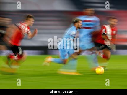 West Ham United's Said Benrahma (Mitte) kämpft für den Weg mit Southampton's James ward-Prowse (links) und Theo Walcott während des Premier League-Spiels im St Mary's Stadium, Southampton. Stockfoto