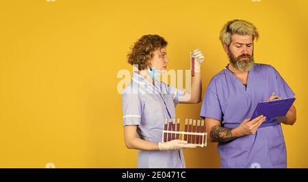 Ärzte tragen Atemschutzmaske. Zur Behandlung von Patienten. Laborröhrchen. Kopierraum. Arzt in medizinische Maske bereit, Injektion zu machen. Stop Coronavirus. Virusinfektion Injektion Impfstoff. Stockfoto