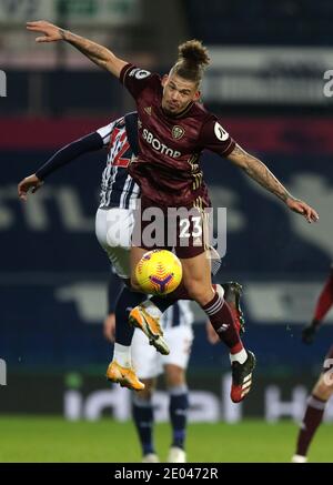 Leeds United's Kalvin Phillips (vorne) und West Bromwich Albions Matheus Pereira kämpfen während des Premier League-Spiels im Hawthorns, West Bromwich, um den Ball. Stockfoto