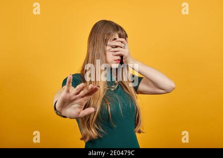 Handarm angehoben Luft wütend Blick gerade Sie werden nicht durch Gesichtsausdruck hart passieren. Ernst aussehende strenge Anforderungen stoppen, zieht die Hand nach vorne Kamera, sagt nein, stimmt nicht, Stirnrunzeln Gesicht, Warnung Stockfoto